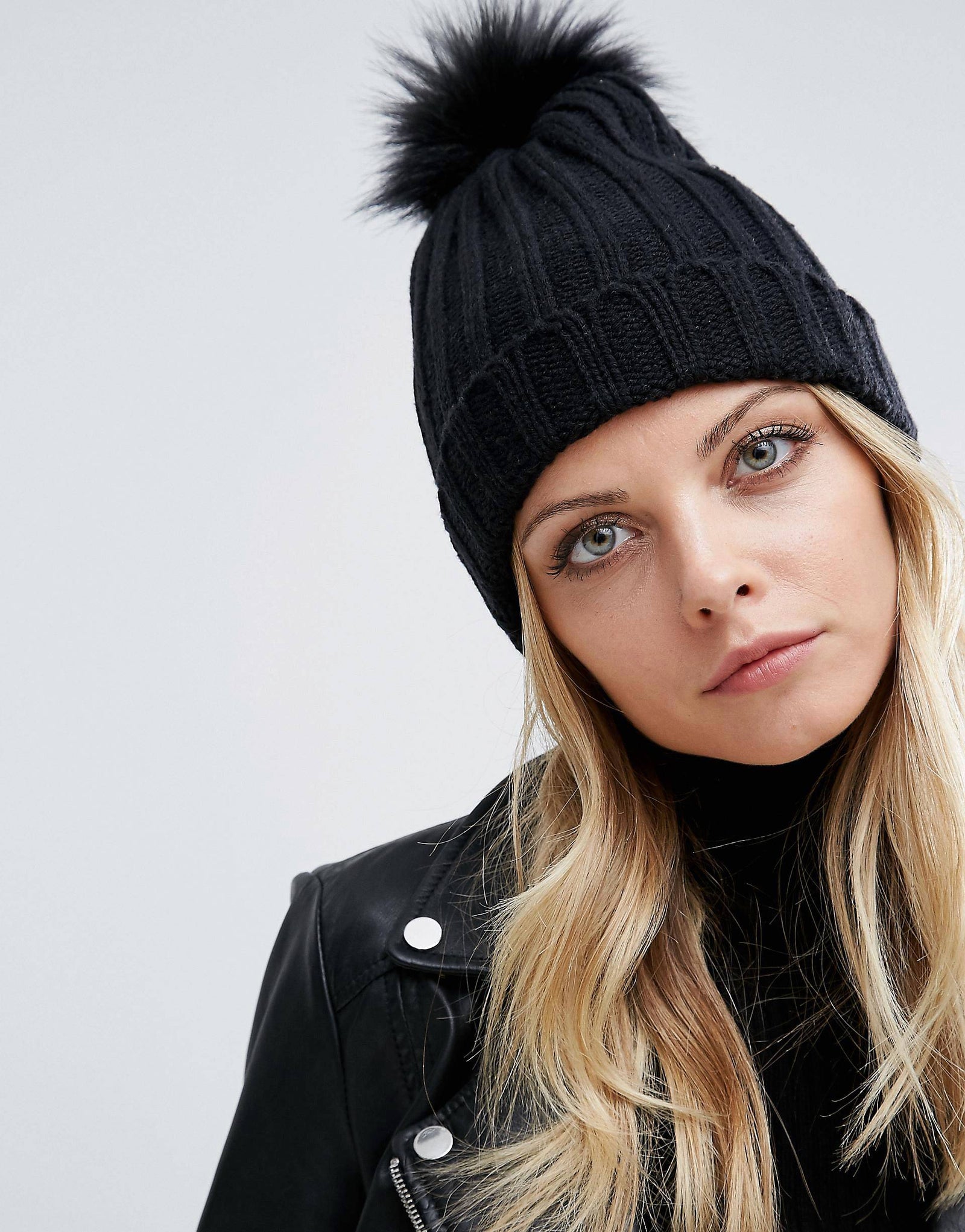 -ZWARTE DAMES MUTS MET POMPON